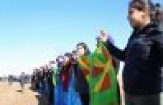 Kadınlar Kobani'deki direnişçileri selamladı