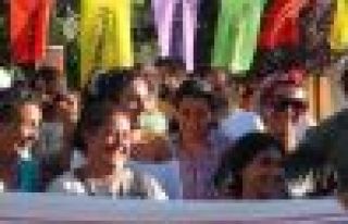 Kadınlardan Arınç'a kahkahalı protesto