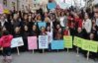 Kadınlardan 'şiddete sessiz kalma' dansı