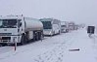 Kar dört ilde yolları kapattı