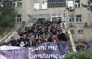 Kara Perşembe eylemlerinde utanç duvarına tepki