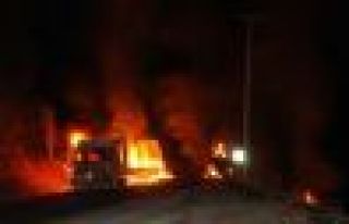 Karakola malzeme taşıyan kamyon yakıldı!