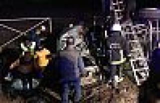 Kargo kamyonu inşaat işçilerinin aracına çarptı:...