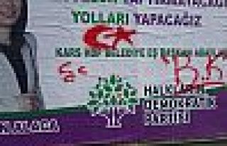 Kars’ta HDP reklam panolarına ırkçı saldırı...