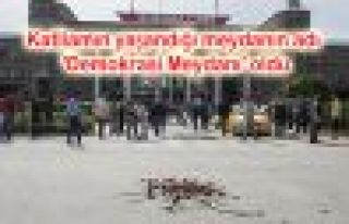 Katliamın yaşandığı meydanın adı 'Demokrasi...