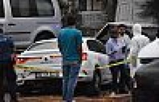 Kaza yapan araçta bıçaklanmış ceset bulundu