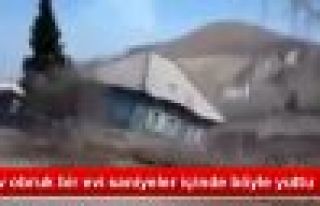 Kazakistan'da Dev Obruk Evi Yuttu