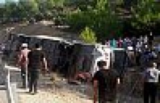 Kıbrıs'a asker taşıyan otobüs devrildi: 5 Asker...