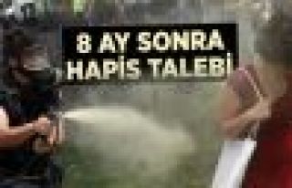 'Kırmızılı Kadın'a Biber Gazı Sıkan Polise...