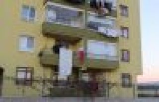 Kocasının boğazını kesip kendini astı