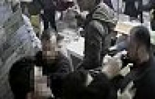 Kokoreççinin başına tabanca dayayan polisin silahına...