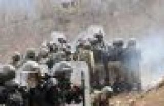 Liceliler karakol inşaatı durana kadar uzman çavuşu...