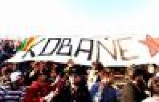 Livorno takımının taraftarları Kobani pankartı...