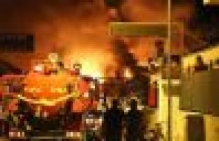 Manavgat'ta bayrak olmayan iş yerleri yakıldı