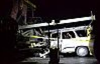 Manisa'da trafiğe kapalı yolda kaza: 3 kişi yanarak...