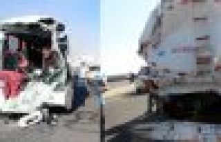 Mardin'de yolcu otobüsü tankere çarptı: 2 ölü,...