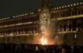 Meksika'da binlerce kişi sokaklarda