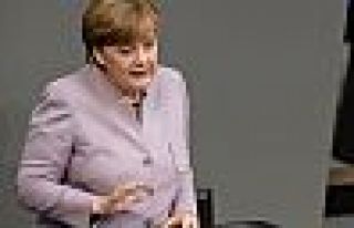 Merkel: Türkiye gözlemcilerin sorularını yanıtlamalı...