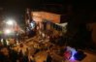 Mersin'de iki katlı bina çöktü 1'i ağır 5 kişi...