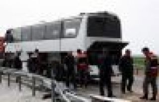 Mitinge giden işçileri taşıyan otobüs devrildi:...