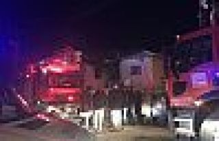 Niğde'de iki katlı evde çıkan yangında 4 kişi...