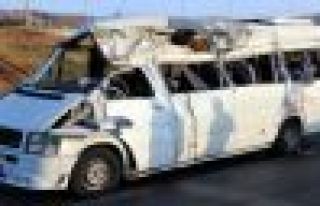 Nişana gidenleri taşıyan minübüs devrildi!......