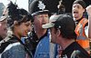 'Öfkeli ırkçıya küçümseyen bakış'