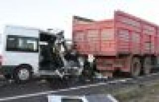 Öğrenci servisi kamyona çarptı:1 ölü