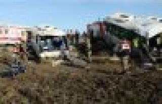 Öğrenci ve işçi servisleri çarpıştı:1 ölü