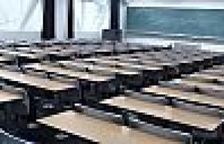 Öğrenciler, Türkçe'de okuma ve yazmada sınıfta...