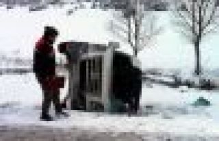 Öğrencileri taşıyan midibüs devrildi: 1 ölü,...