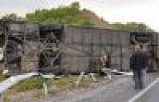 Öğrencileri taşıyan otobüs devrildi: 50 yaralı