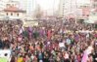 On binlerce kadın 8 Mart için bugün de sokaktaydı