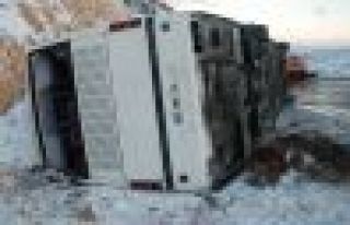 Otobüs devrildi: 1 ölü, 45 yaralı!