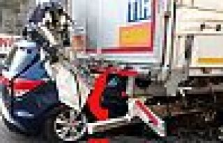 Otomobil, park halindeki TIR'a çarptı: 5 ölü