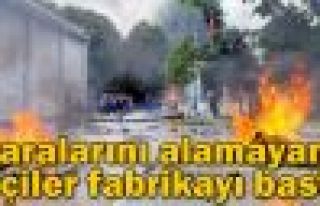 Paralarını alamayan işçiler fabrikayı bastı!