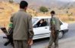 PKK'liler Bulanık ile Varto karayolunda kimlik kontrolü...