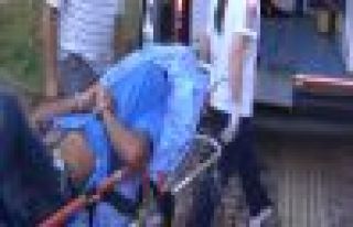 Polis bayrağı indirmeye çalışan kişiyi bacağından...