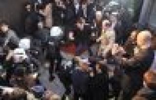 Polis, Koza-İpek Medya binasına biber gazı ve cop...