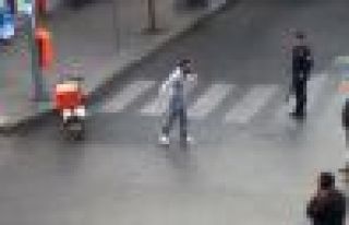 Polise saldırdığı iddia edilen genç, polis tarafından...