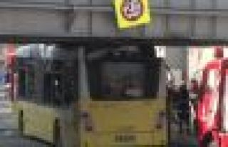 Polisleri taşıyan otobüs kaza yaptı: 6 yaralı