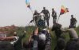 Rojavalılar KDP'yi sınırları kaldırmaya çağırdı