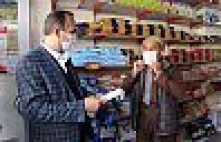 Şemdinli Belediye Başkanı Tahir Saklı, maske dağıttı