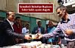 Şemdinli Belediye Başkanı Tahir Saklı aşure dağıttı