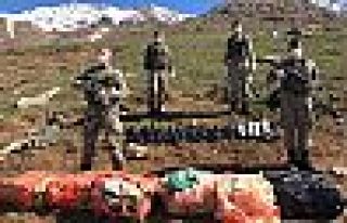 Şemdinli sınırında 16 tüfek ve kaçak sigaralar...