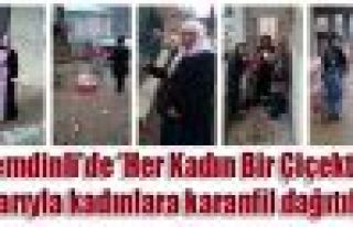 Şemdinli'de kadınlara karanfil dağıtıldı