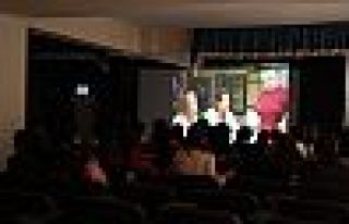 Şemdinli'de öğrencilere film izleme etkinliği...