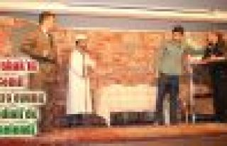 Şemdinli'de tiyatro gösterimi