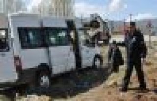 Servis midibüsü kaza yaptı: 20 yaralı