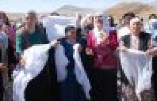 Silah sesleri arasında kadınların barış çığlığı